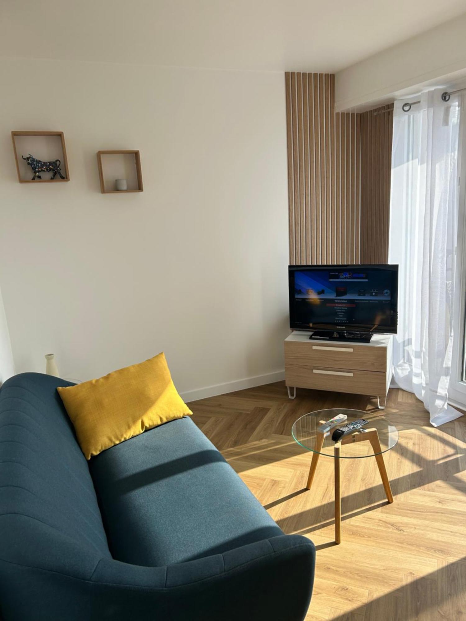 Agreable Studio Chantilly Avec Balcon Et Parking Securise Pau Kültér fotó