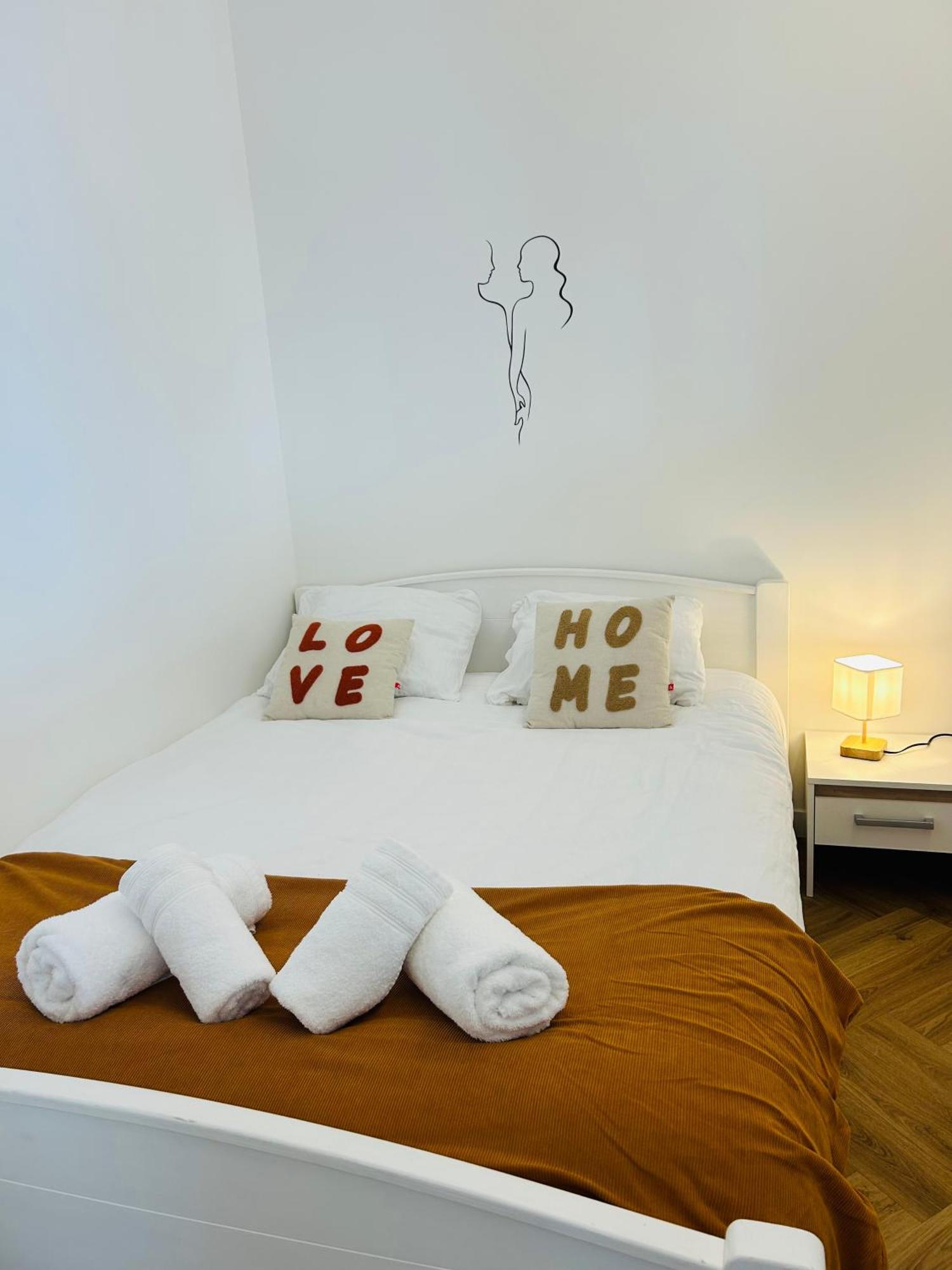 Agreable Studio Chantilly Avec Balcon Et Parking Securise Pau Kültér fotó