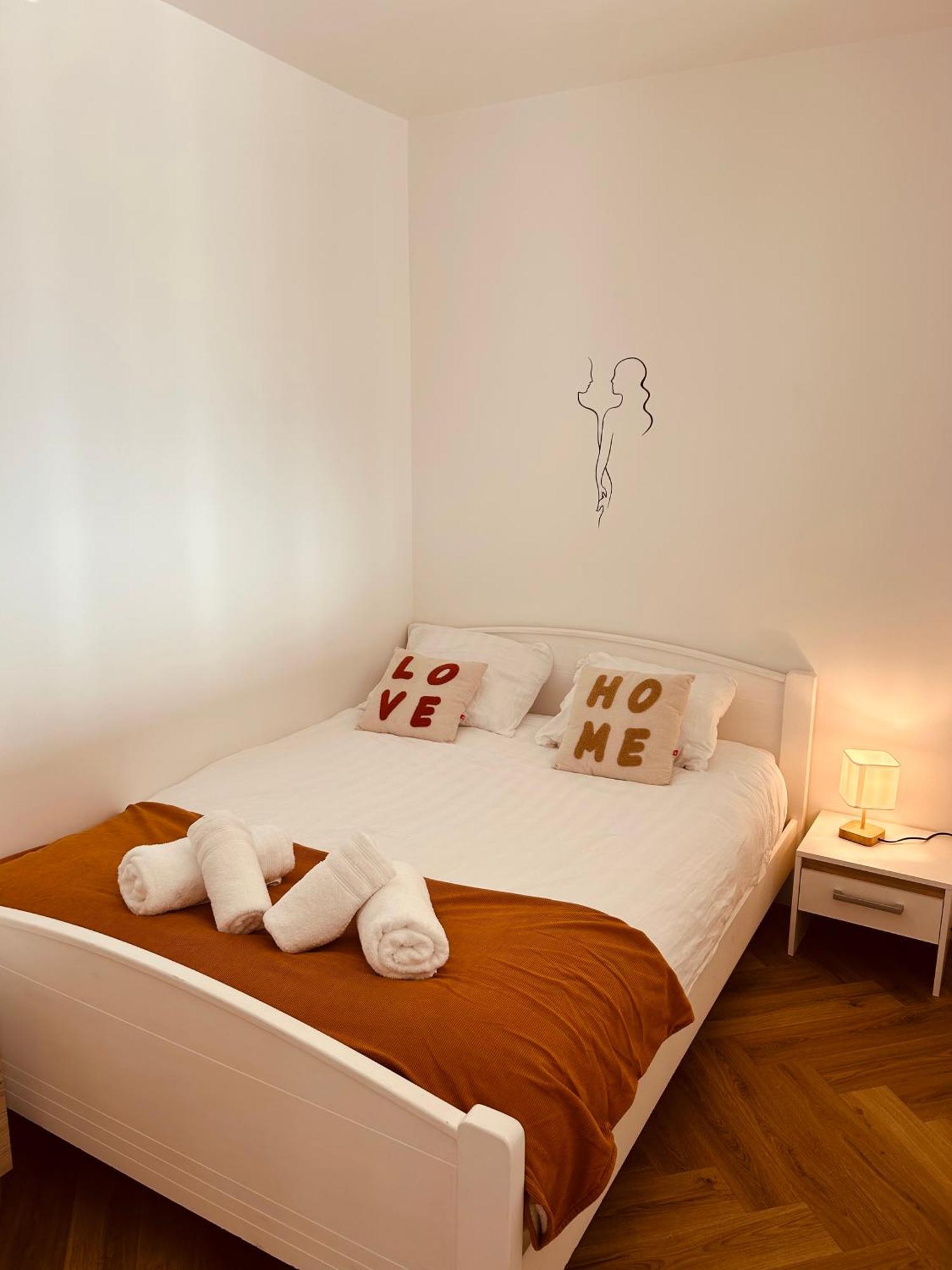 Agreable Studio Chantilly Avec Balcon Et Parking Securise Pau Kültér fotó